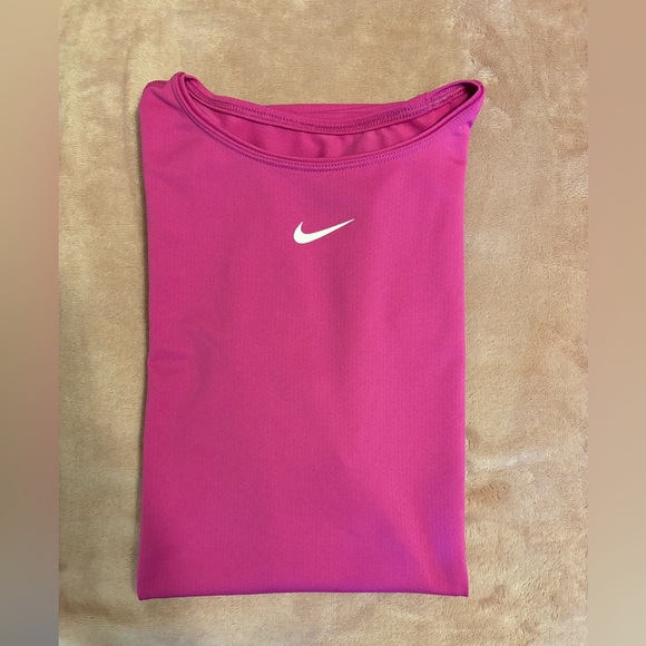 Nike Women’s Dri-Fit fitted T-Shirt - Picture 3 of 4